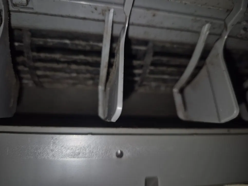 "오래된 에어컨, 새 걸로 바꿔야 할까요?" 10년 묵은 에어컨이 '새 삶'을 찾은 이야기! 용산 에어컨 분해청소 라온케어가 알려드립니다. 사진 3