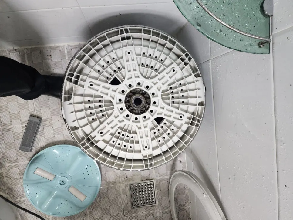 "세탁기를 돌리는데,, 왜 옷은 더 칙칙하고 물세만 폭탄일까요?" 통돌이 세탁기가 숨긴 '세제 찌꺼기 악순환'의 비밀! 안산 세탁기 분해청소 라온케어가 비밀을 밝혀드리겠습니다. 사진 6