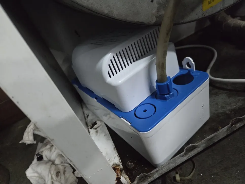 "물 받으려고 에어컨 샀나요? 벽까지 젖고 곰팡이가 피었어요..." 끊이지 않는 에어컨 누수, 에어컨수리, 에어컨누수 송파 라온케어가 바로 도와드리겠습니다. 사진 3