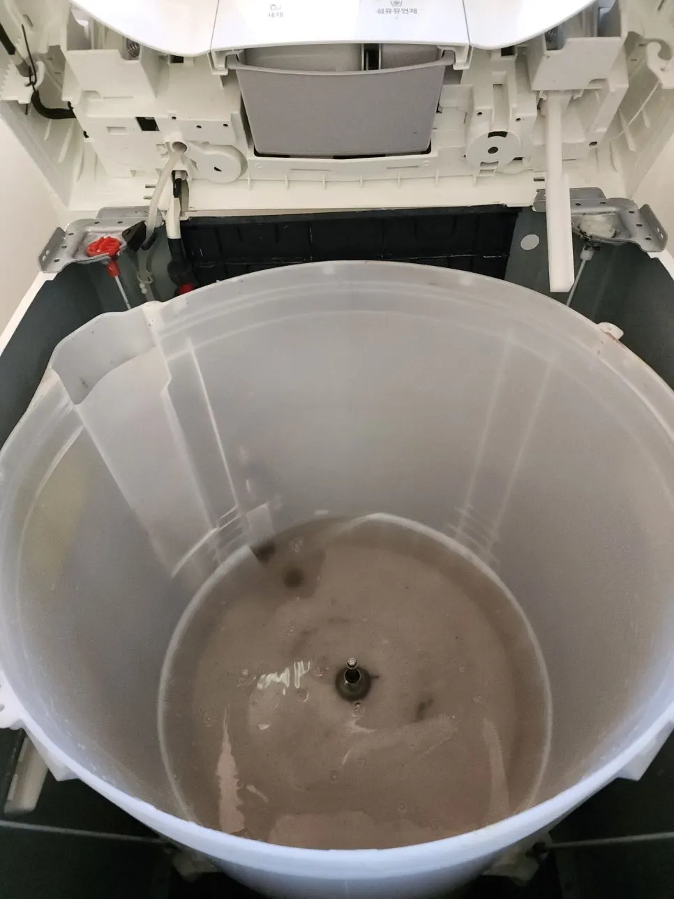 😖 🗑️ "이젠 정말 답이 없을까요?" 빨래 끝판왕 인천 세탁기 분해청소 라온케어가 해결하는 '세탁 후에도 지워지지 않는 얼룩' 사진 4