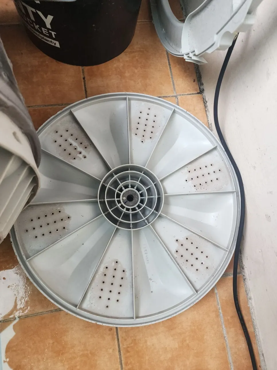 😖 🗑️ "이젠 정말 답이 없을까요?" 빨래 끝판왕 인천 세탁기 분해청소 라온케어가 해결하는 '세탁 후에도 지워지지 않는 얼룩' 사진 8