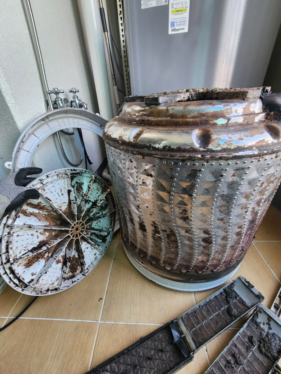 🌀 😠 "해도 해도 끝이 없어요!" 천안 세탁기 분해청소 라온케어가 밝히는 '반복되는 세탁 고민'의 진짜 원인과 해결책 사진 2